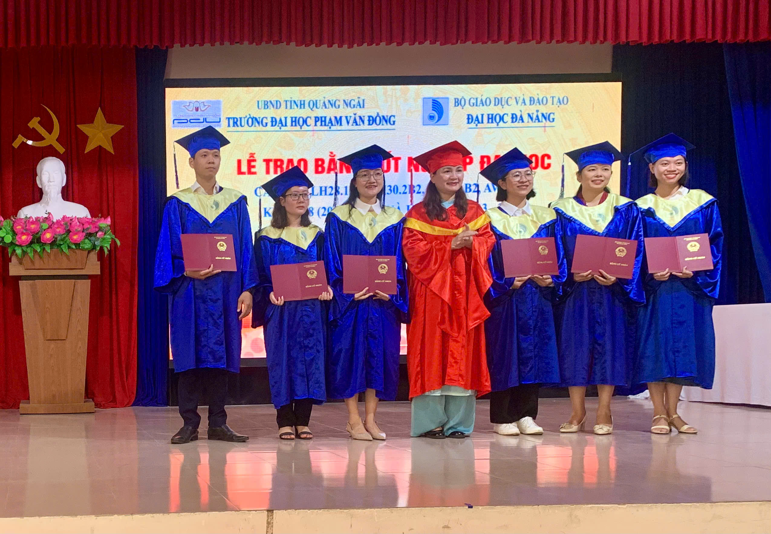 Lễ bế giảng và trao bằng tốt nghiệp Đại học - Hình thức đào tạo từ xa